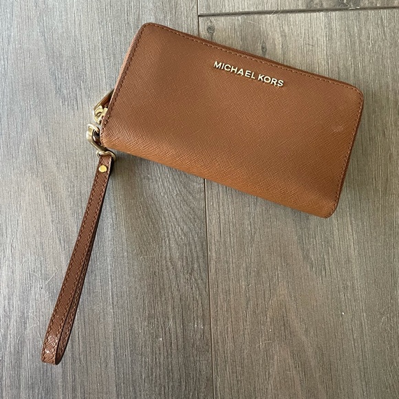 Michael Kors Handbags - Michael Kors Wristlet